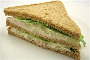 Hähnchensandwich mit Curry und Ananas Hähnchensandwich mit Curry und Ananas