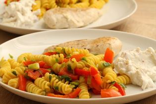 Pastasalat mit Curry, Hähnchen und Apfel-Tsatsiki Pastasalat mit Curry, Hähnchen und Apfel-Tsatsiki