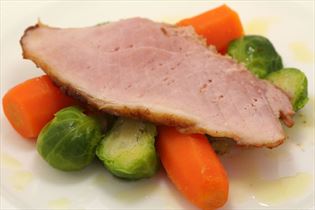 Glasierter Schinken mit Rosenkohl und Buttersauce Glasierter Schinken mit Rosenkohl und Buttersauce