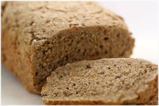 Selbst gebackenes Roggenbrot mit gerösteten Mandeln Selbst gebackenes Roggenbrot mit gerösteten Mandeln