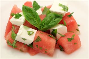 Wassermelonensalat mit Feta und Basilikum