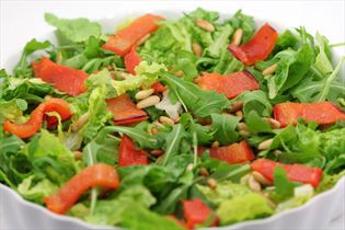 Paprika-Salat mit Pinienkernen Paprika-Salat mit Pinienkernen