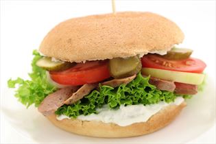 Lamm-Burger mit Tsatsiki Lamm-Burger mit Tsatsiki