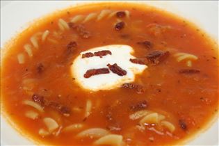 Tomatensuppe mit geröstetem Bacon und Pasta Tomatensuppe mit geröstetem Bacon und Pasta