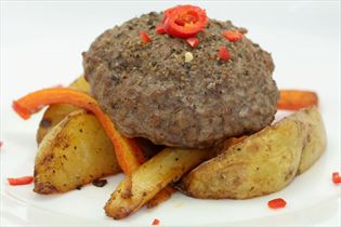 Ofen-Hacksteaks mit buttergebackenem Wurzelgemüse Ofen-Hacksteaks mit buttergebackenem Wurzelgemüse