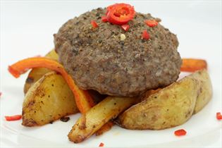 Ofen-Hacksteaks mit buttergebackenem Wurzelgemüse