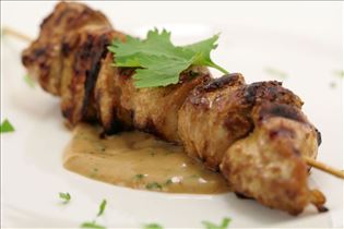 Gegrilltes Thai-Hähnchen Satay mit scharf-würziger Erdnuss-Sauce Gegrilltes Thai-Hähnchen Satay mit scharf-würziger Erdnuss-Sauce
