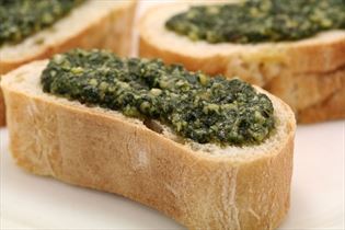 Basilikumpesto auf Brot Basilikumpesto auf Brot