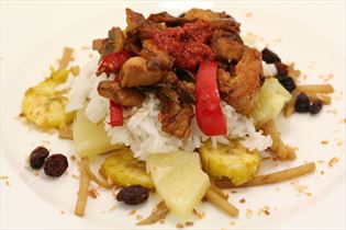 Indonesische Reistafel mit Schweinefleisch Indonesische Reistafel mit Schweinefleisch