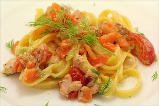 Frische Pasta mit Lachs und Dill