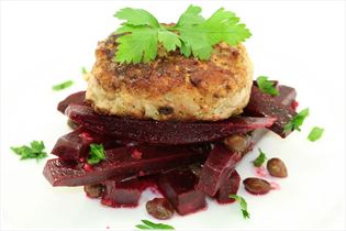 Rote-Bete-Salat mit Frikadellen Rote-Bete-Salat mit Frikadellen