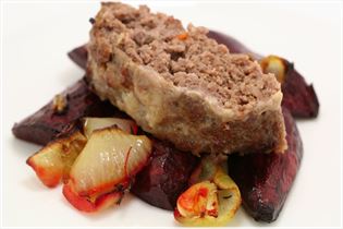 Chili-Hackbraten mit Ofen-Rote-Bete und Zwiebel