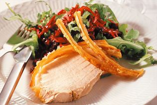 Schweinekamm mit Salat aus Rotkohl und Rucola Schweinekamm mit Salat aus Rotkohl und Rucola