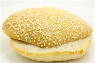 Selbst gebackene Burgerbrötchen Selbst gebackene Burgerbrötchen