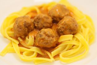 Fleischbällchen in Tomaten/Wodkasauce Fleischbällchen in Tomaten/Wodkasauce