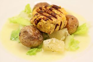 Fischfrikadellen und Salat mit Pomelo Fischfrikadellen und Salat mit Pomelo