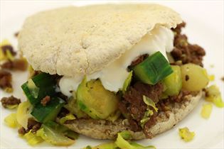 Pitasandwich mit Rosenkohl und Weintrauben Pitasandwich mit Rosenkohl und Weintrauben