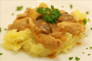 Pute in Paprikacreme mit Kartoffelpüree Pute in Paprikacreme mit Kartoffelpüree