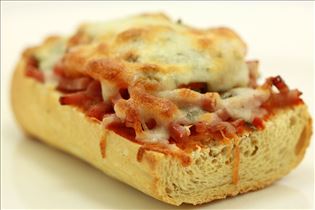 Minipizza auf Baguette fürs Pausenbrot Minipizza auf Baguette fürs Pausenbrot