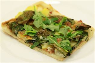 Kartoffelpizza mit Parmaschinken und Rucola