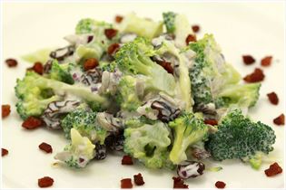 Brokkolisalat mit Sahne und Bacon Brokkolisalat mit Sahne und Bacon