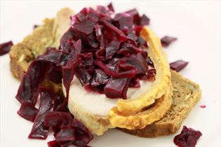 Dänischer Schweinebraten mit selbst gemachtem Rotkohl auf Roggenbrot Dänischer Schweinebraten mit selbst gemachtem Rotkohl auf Roggenbrot