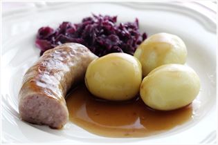Bratwurst mit Rotkohl und Kartoffeln Bratwurst mit Rotkohl und Kartoffeln