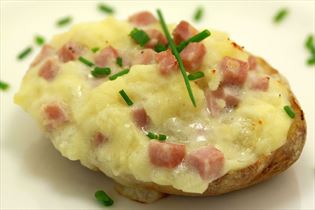 Backkartoffelhälften mit Schinkenfüllung Backkartoffelhälften mit Schinkenfüllung