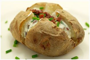 Backkartoffel mit Baconfüllung und Schnittlauch Backkartoffel mit Baconfüllung und Schnittlauch