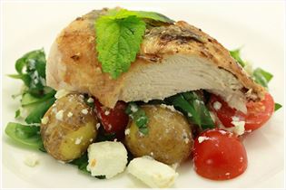 Zitronenmelissen-Hähnchen mit Feta-Kartoffelsalat Zitronenmelissen-Hähnchen mit Feta-Kartoffelsalat