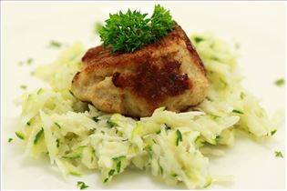 Hähnchen-Frikadellen mit Rohkost Hähnchen-Frikadellen mit Rohkost