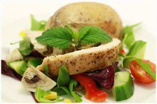 Zitronen-Putenbrust mit Salat und Backkartoffeln Zitronen-Putenbrust mit Salat und Backkartoffeln