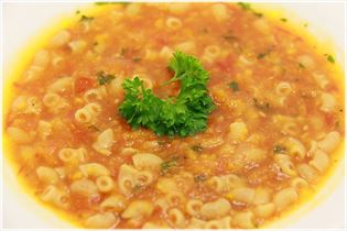 Sättigende Tomatensuppe mit Pasta Sättigende Tomatensuppe mit Pasta