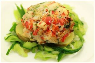 Fisch-Hacksteaks mit Gurken-Ingwer-Salat Fisch-Hacksteaks mit Gurken-Ingwer-Salat