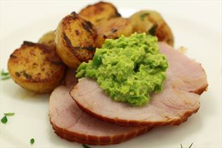Schinken mit glasierten Kartoffeln und Erbspüree Schinken mit glasierten Kartoffeln und Erbspüree