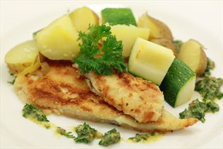 Gebratene Scholle mit neuen Kartoffeln und Salsa verde Gebratene Scholle mit neuen Kartoffeln und Salsa verde