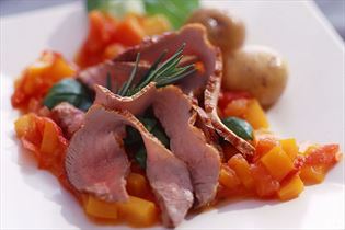 Gegrilltes Schinkenmignon mit Paprika süß-sauer 