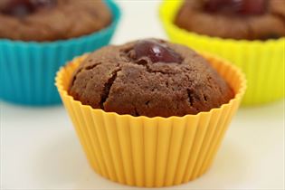 Kirschmuffins mit Rum und Kakao