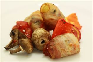 Gegrillter Kartoffelspieß mit Bacon und Champignons Gegrillter Kartoffelspieß mit Bacon und Champignons