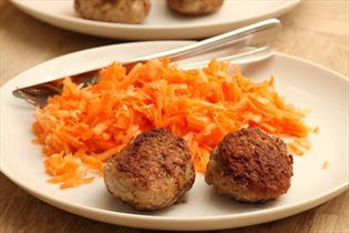 Mutters Frikadellen mit Rohkost Mutters Frikadellen mit Rohkost