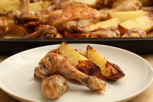 Griechisches Zitronenhähnchen mit Kartoffelspalten Griechisches Zitronenhähnchen mit Kartoffelspalten
