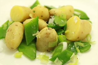 Kartoffelsalat mit Zuckererbsen und Frühlingszwiebeln Kartoffelsalat mit Zuckererbsen und Frühlingszwiebeln