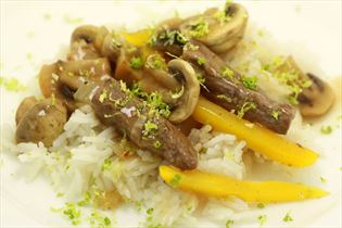 Wokgeschnetzeltes mit Chili und Limette Wokgeschnetzeltes mit Chili und Limette