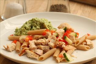 Pastasalat mit Hähnchen und Guacamole