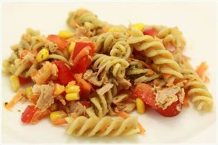 Einfacher Pastasalat mit Thunfisch