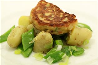 Thailändische Fischfrikadellen mit Kartoffelsalat