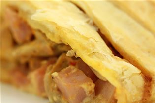 Schinkenstange mit pikantem Frischkäse und Champignons Schinkenstange mit pikantem Frischkäse und Champignons