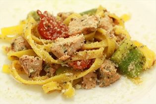 Lachs und Gemüse mit Pesto und Pasta Lachs und Gemüse mit Pesto und Pasta