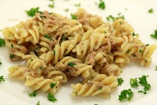 Thun in Pasta mit Petersilie und Knoblauch