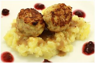 Schwedische Fleischbällchen mit Sauce und Kartoffeln Schwedische Fleischbällchen mit Sauce und Kartoffeln